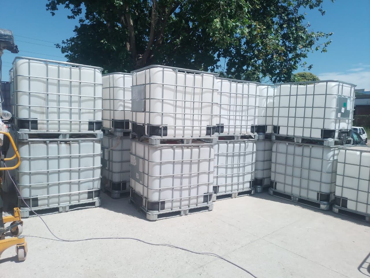 Bins IBC de 1000 litros lavados y apilados