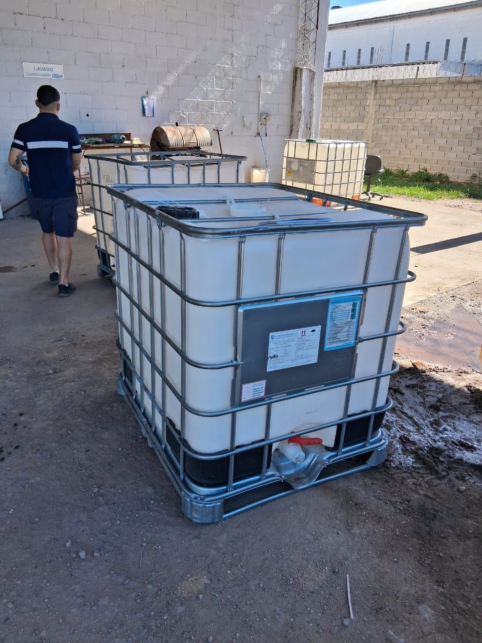 Operario de Eco Tambores junto a un bin IBC recibido