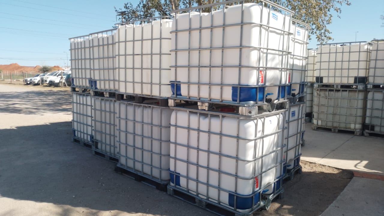 Bins IBC acopiados en el predio