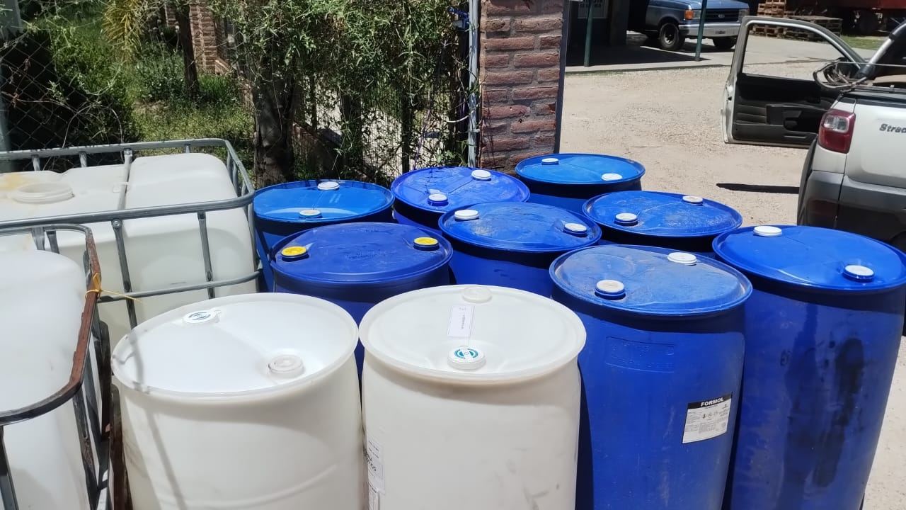 Tambores plásticos azules y blancos